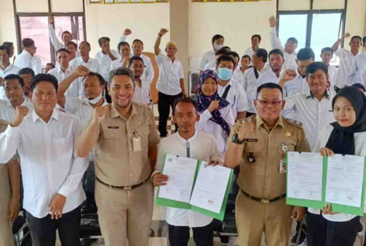 GoNews.co 67 PJLP Kelurahan Pulau Kelapa Tandatangani Kontrak Kerja Tahun 2025