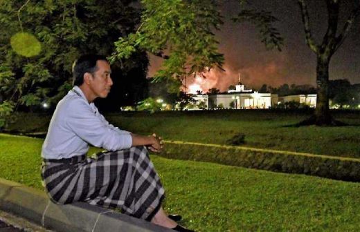 Malam Tahun Baru, Ternyata Jokowi Santai Kenakan Sarung di Istana sambil Memandang Gemerlap Langit Jakarta