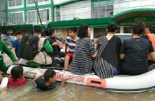 Dilanda Banjir, Warga Etnis Tionghoa Jakarta Dievakuasi Pasukan FPI