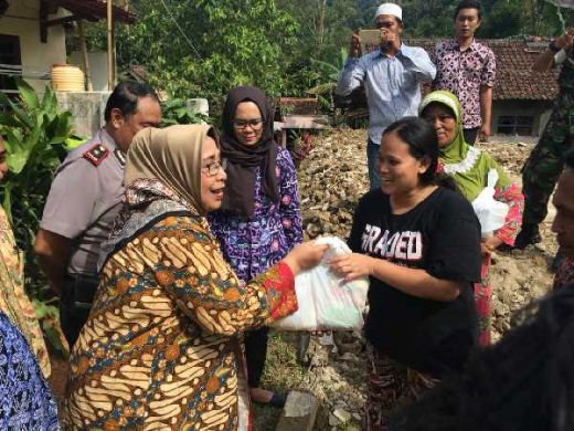Wakil Ketua DPD RI Serahkan Bantuan Korban Gempa Banten
