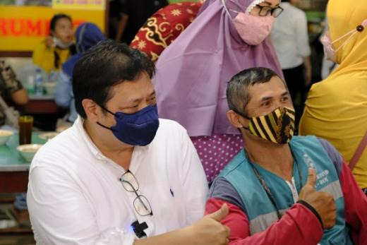 Sambil Nikmati Kuliner Tradisional, Menko Airlangga Berbincang Santai Sambil Pastikan Pemberdayaan UMKM Berjalan Baik