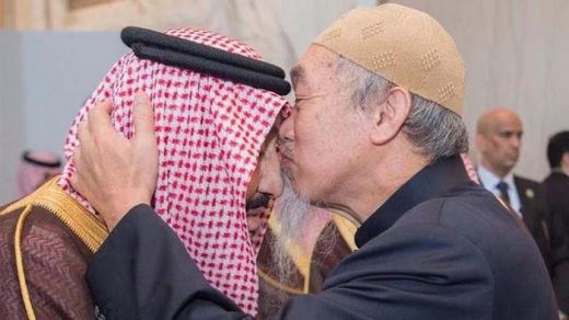 Pria Tua Ini dengan Takzimnya Mencium Kening Raja Salman, Siapakah Dia?