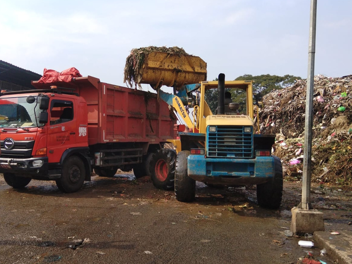 Pasar Jaya Sewa 20 Truk Percepat Penanganan Sampah di Pasar Induk Kramat Jati