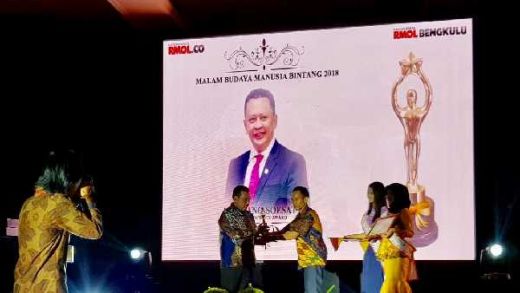 Malam Budaya Manusia Bintang, Bamsoet Raih Golden Democracy Award 2018