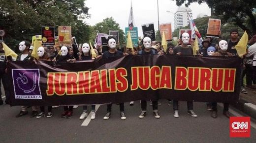 Biadab... Polisi Injak-injak Wartawan di MayDay Bandung