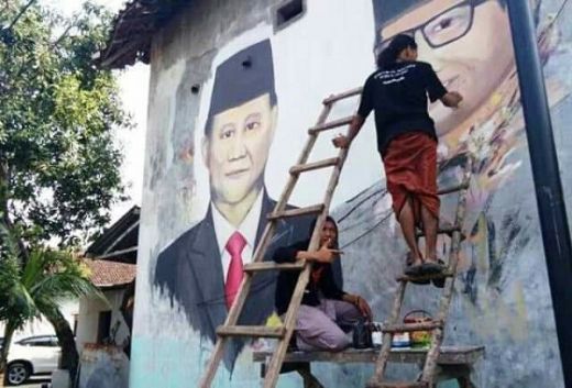 Di Bogor Baleho Diincar Polisi, Seniman di Tuban Lukis Gambar Prabowo-Sandi di Dinding Rumah Warga