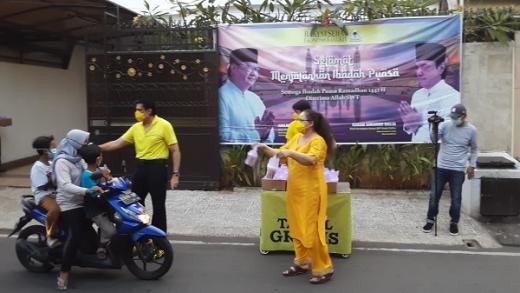 Pertahankan Tradisi Berbagi Takjil, Karan Sukarno: Tak Mengurangi Rezeki Keluarga