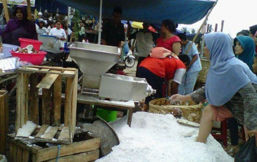 Berkah Lebaran, Pedagang Santan Kelapa Panen Rezeki