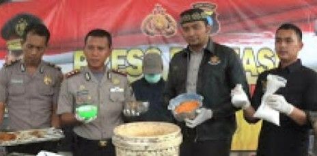 Hati-hati Makan Kerupuk, Pengusaha di Kediri Ditangkap Polisi Karena Ketahuan Campur Obat Berbahaya