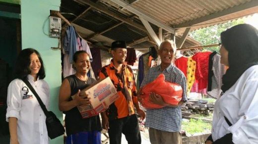 Jelang Idul Fitri, La Nyalla Academia dan PP Jatim Bagikan Paket Sembako ke Warga Miskin di Surabaya