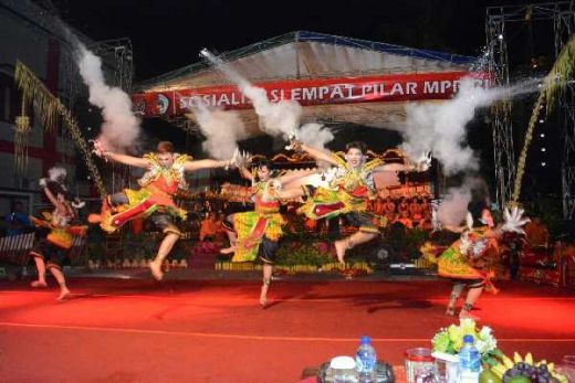 MPR Sosialisasikan Empat Pilar di Kota Sunrise of Java, dengan Menggelar Seni Budaya