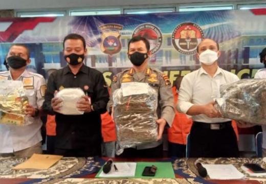 Polda Sumbar Tangkap Oknum ASN Pekanbaru Bawa 1,9 Kg Sabu