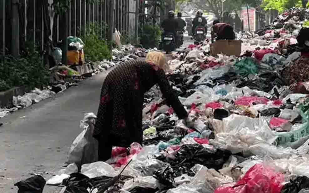 Jalan di Cakung Tertutup Tumpukan Sampah, Warga Mengeluh Akses Terhambat