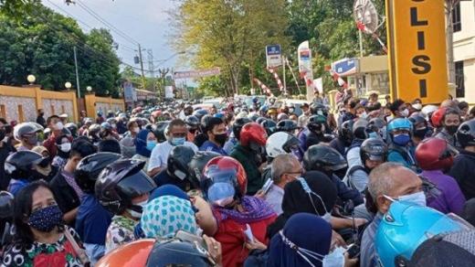 Vaksinasi di Polresta Banyumas Timbulkan Kerumunan, Warga: Percuma Jalan Ditutup dan Pedagang Dilarang Jualan