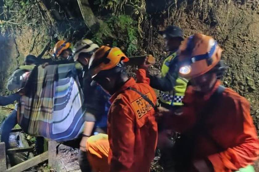 Drama 24 Jam di Rimba Sumbar, Mahasiswa dan Perangkat Desa Dievakuasi Tengah Malam