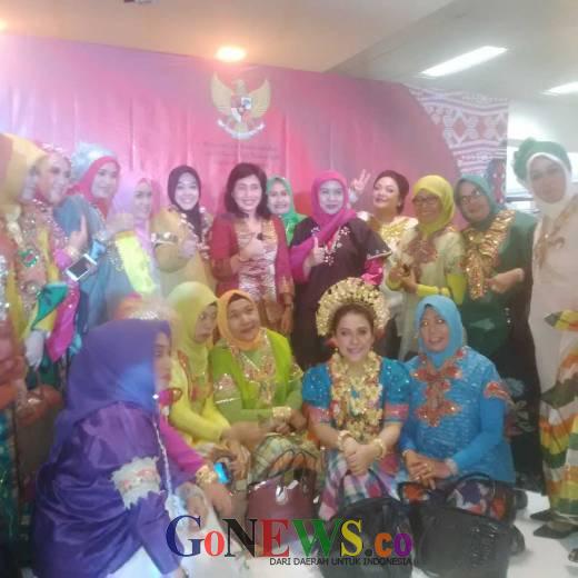 Pesona Kain Etnik Nusantara, Istri Walikota Parepare Tampilkan Baju Bodo Khas Bugis