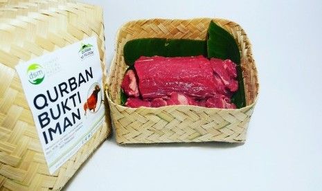 Kantong Plastik Tidak Sehat, DSM Bali Pakai Besek Bambu untuk Kemas Daging Kurban