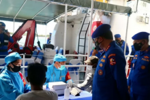 Polri Gelar Vaksinasi untuk Nelayan di Atas Kapal