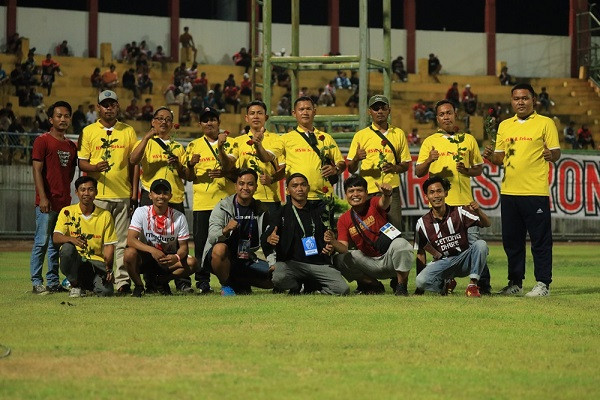 Simbol Penghargaan Setangkai Mawar Merah dari Suporter Madura United buat Steward