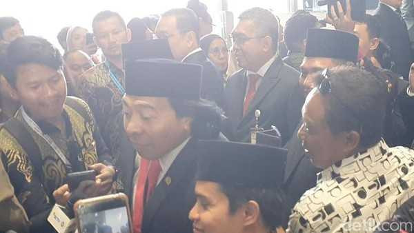 Jadi Rebutan Usai Dilantik, Komeng: Jangan Dorong-dorong, Emangnya Gua Mobil Mogok?