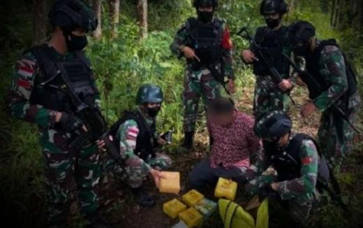 Prajurit TNI Tangkap Pria Buncit Bawa Teh Isi Kristal Seharga 8 Miliar