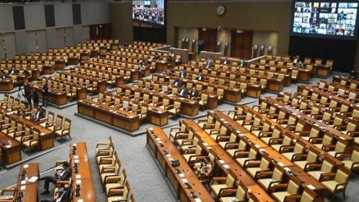 DPR Resmi Ganti 5 Anggota, Termasuk Ipar Haji Isam