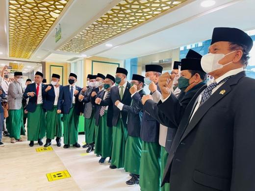 Hadiri Paripurna dengan Kain Sarung, Cara Unik FPKB Rayakan Hari Santri