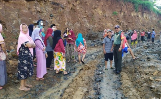 Emak-emak Tutup Paksa Tambang Ilegal di Sungai Batang Jateng