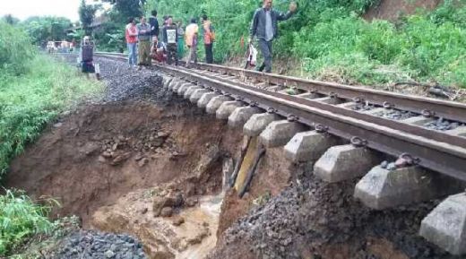 Jalur Kereta Sukabumi-Bogor Longsor, Rel Menggantung