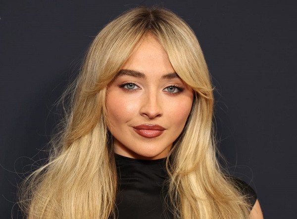 Sabrina Carpenter Alami Insiden Tak Terduga, Kamar Mandi Terbakar