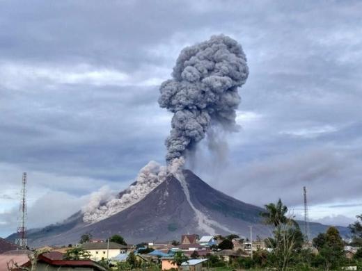 Gunung Sinabung Erupsi, Luncurkan Awan Panas Sejauh 5 Km