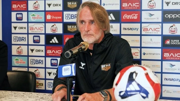 Jan Olde Riekerink Targetkan Poin Penuh Lawan Semen Padang