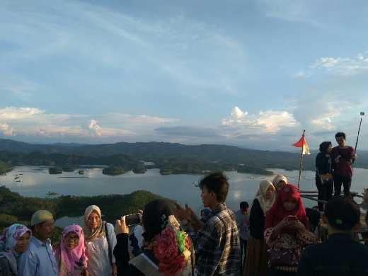 Ribuan Orang Berkunjung ke Ulu Kasok, Ternyata Pemandangan Danau PLTA Koto Panjang Sangat Jelas dari Sini