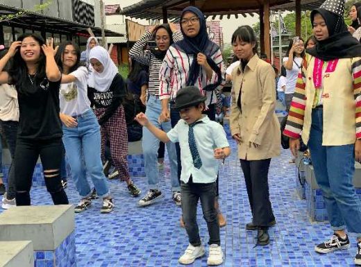 Bocah Berusia 5 Tahun Ini Hebohkan Ratusan Fans Boy Band BTS di Bandung, Siapa Dia?