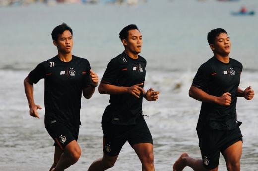 Persik Benahi Kondisi Fisik Pemain Di Pantai