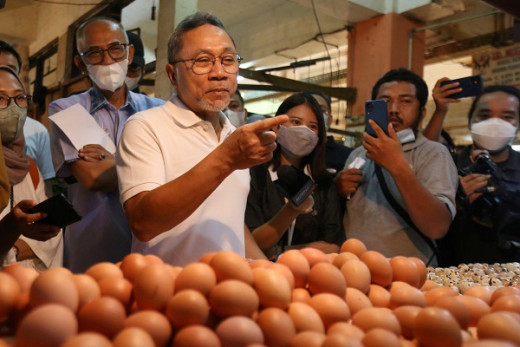 Meski Dibantah Risma, Zulhas Kekeuh Sebut Harga Telur Naik Gara-gara Bansos