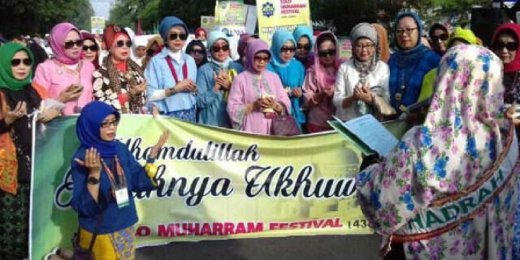 Sambut Tahun Baru Islam, Ibu Jokowi dan Hijabers Bagi-bagi Hijab
