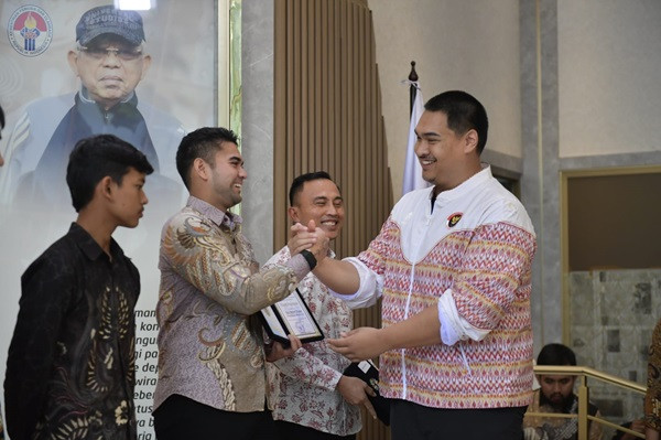 Menpora Dito Berikan Penghargaan kepada Para Insan Olahraga Berprestasi Tahun 2024