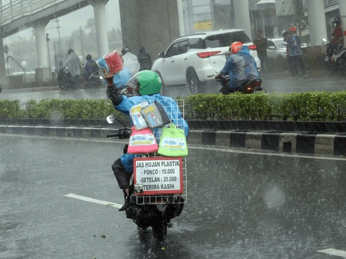 Hujan Sedang hingga Lebat Berpeluang Guyur Jabodetabek Hari Ini