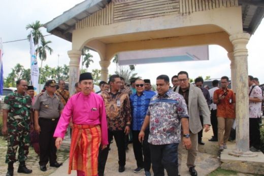 Ditemani Anggota Komisi VII DPR RI, Syamsuar Tinjau Pembangunan Jaringan Listrik di Desa Maredan