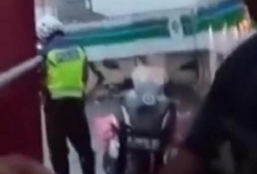 Viral Polisi Tilang Sopir Truk Minta Damai Pakai Sekarung Bawang