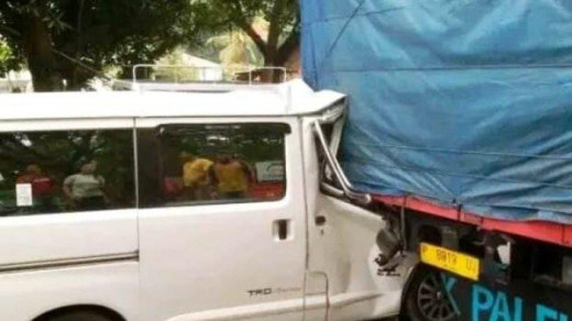 Grand Max Sruduk Truk Mogok di Pantura Batang, Satu Korban Alami Luka