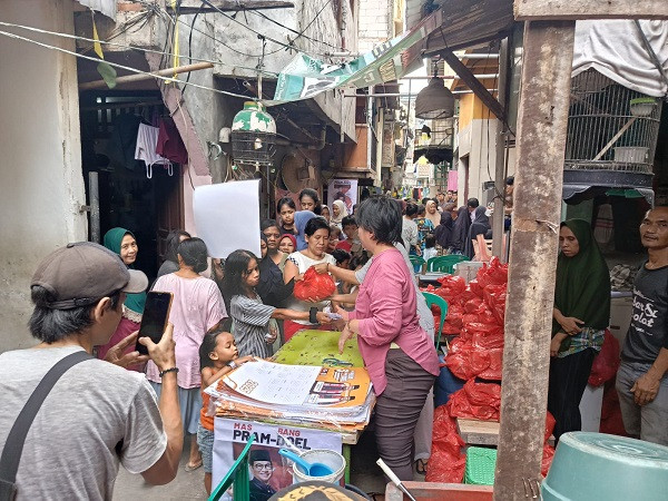 Warga Pademangan Barat Antusias Ikuti Bazar Tebus Murah Relawan Pramono-Rano