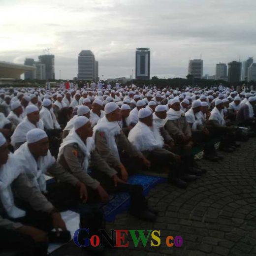 Ratusan Pasukan Asmaul Husna Polda Metro Jaya Berbaur dengan Jutaan Umat Islam di Monas