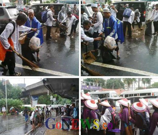 Luar Biasa,  Pasukan Bersih-bersih PP DT Asuhan A Agym Tetap Semangat Punguti Sampah Meski Diguyur Hujan