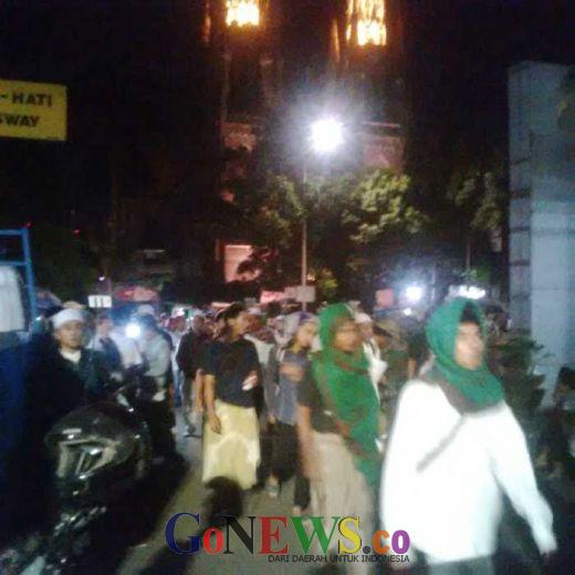 Azan Subuh Berkumandang, Rombongan Massa Aksi 212 Asal Madura Datang