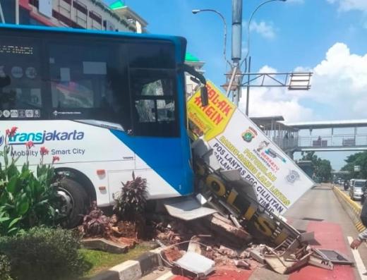 GoNews.co Bus TransJakarta alami kecelak