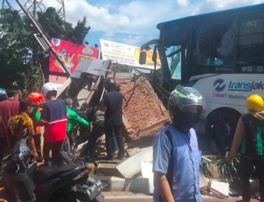 Bus Transjakarta Tabrak Pos Polisi di Cililitan, 1 Orang Terluka