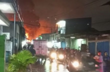 Kebakaran Hebat di Depo Pertamina, Warga Panik Berhamburan di Jalan