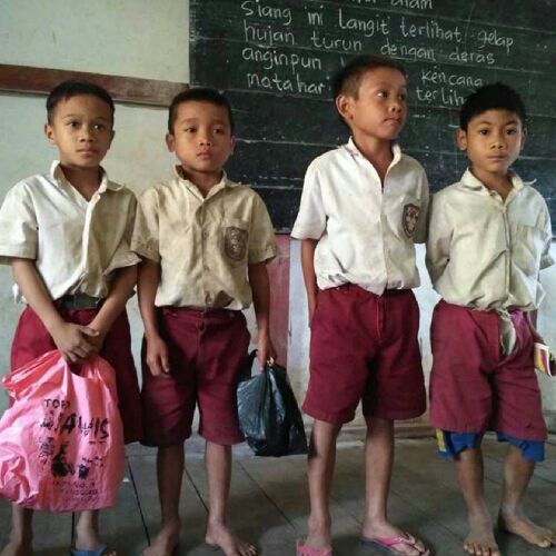 Kisah Bocah-bocah Indonesia di Perbatasan, Jalan Kaki ke Sekolah Melintasi Hutan, Bukit dan Jalan Berlumpur